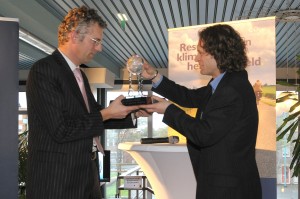Wethouder Groot (links) ontvangt award van gedeputeerde Bart Heller