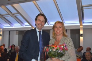 Loco burgemeester Herbert Raat met VAD-voorzitter Anneke van Dijk