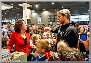 Maaike Veeningen (links)  maakte  'supermees' Levie vorig jaar bekend.  Foto: amstelveenweb.com
