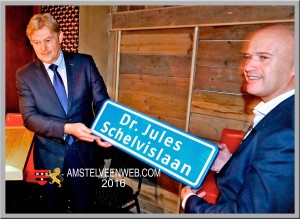 Van Rijn (links) en Brandes met straatnaambord. Foto: amstelveenweb.com