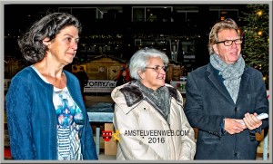Vlnr: Mien Vermue (Rode Kruis), D66-raadslid Anne-Mieke van der Vet en hoofdredacteur Jan van Galen van RTVA bij ijsbaan op Stadsplein