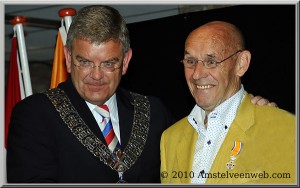 Prent bij uitreiking Lintje (links burgemeester Jan van Zanen). Foto: amstelveenweb.com
