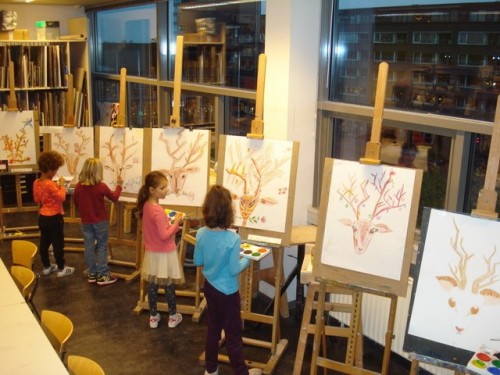 kinderen aan schilderen