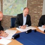V.l.n.r.: directeur Jan Benschop van DUWO, wethouder Remco Pols en VU-bestuurder Kees Rutten. 