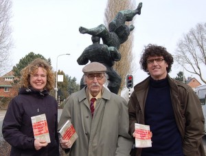 Pieter de Monchy (midden) voor zijn beeld Judoka's, samen met Liet Heringa (l) en Maarten van Kalsbeek.  