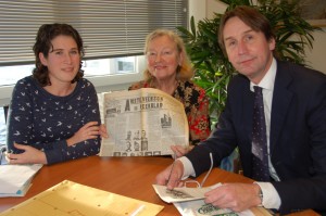 Willemijn Paijmans (adviseur Cultureel Erfgoed Gemeente), mevrouw Van Kuiken en wethouder Herbert Raat
